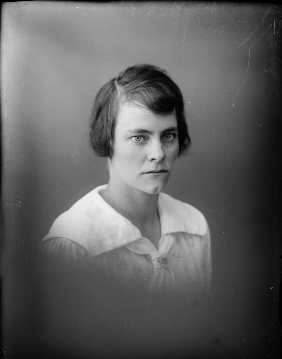 Skötsner-Edhlund, Ateljéporträtt - Gerda Söder från Simundö, Börstil socken, Uppland 1923