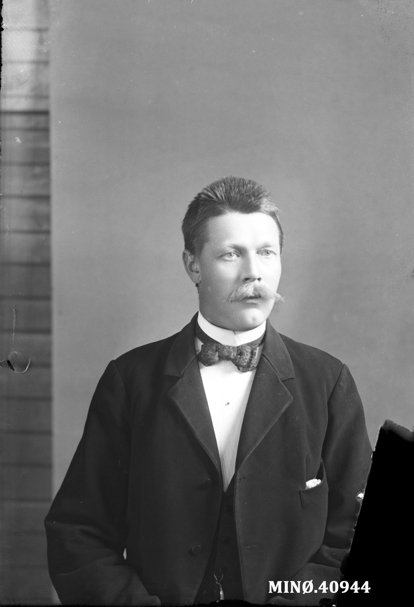 Oscar Holte, Portrett av mann - Aug. Bjerke