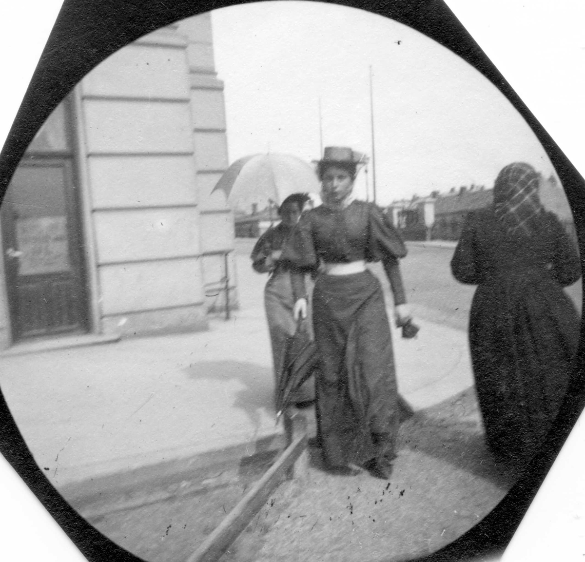 Fredrik Carl Mülertz Størmer, Frk. Rigmor Rognerud krysser bygate, ant. Oslo.
