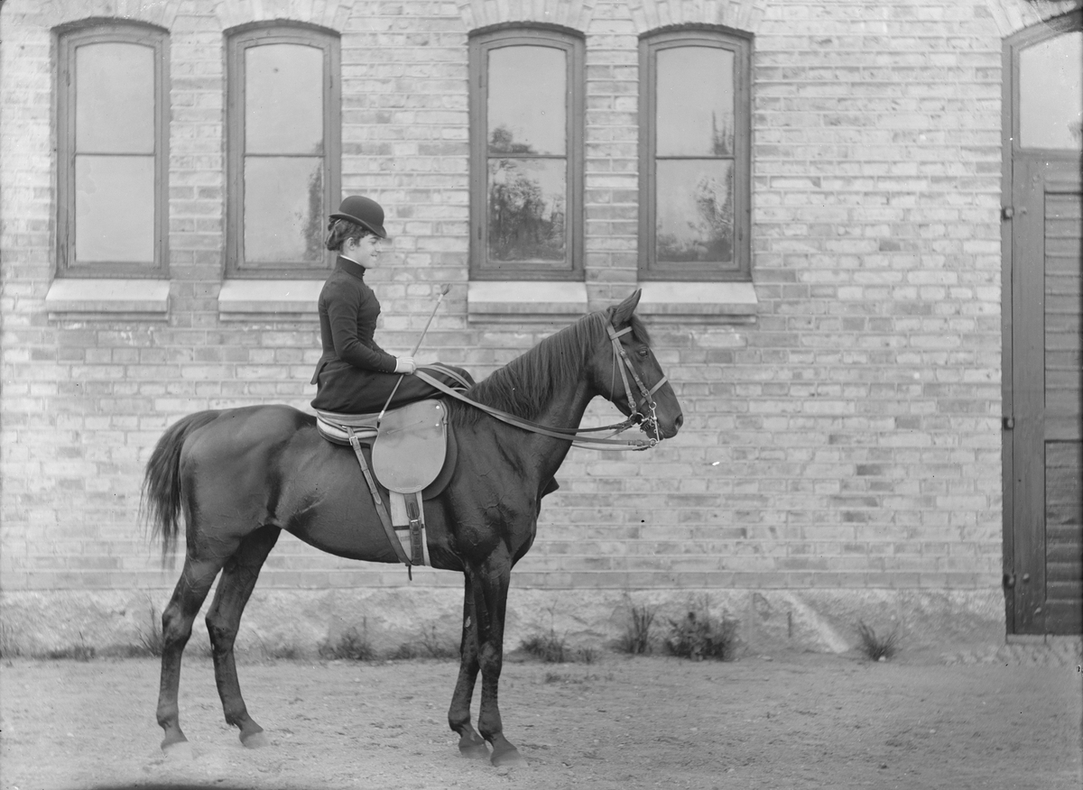 Henri Osti's Fotografiateliér, "Dam till häst", Uppsala, juni 1898