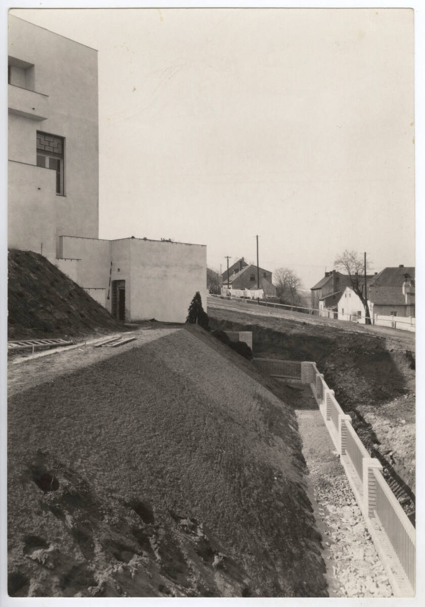 Anonym, Villa Dr. Ing. Frantisek und Milada Müller, Prag-Stresovice, Nad Hradnim vodojemem 14, Tschechische Republik, Detail der Vorderseite, Garten wird gerade gestaltet