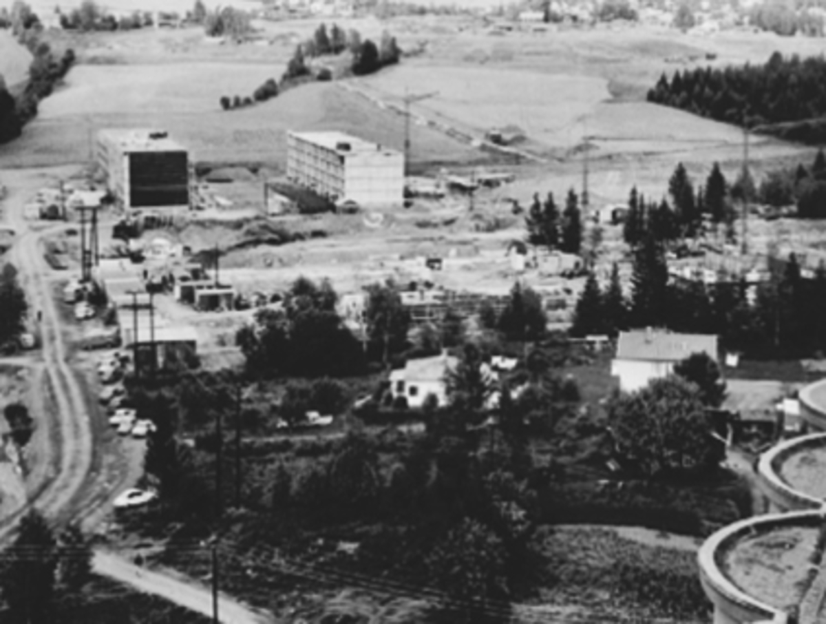 Anno Domkirkeodden, OVERSIKT HAMAR VEST, E. J. BERGHS VEG 19 - 21 FERDIG, 11 - 13 GRUNNARBEID, BEGYNNELSEN PÅ UTBYGGING MED BOLIGBLOKKER I A/L MIDTENGA BORETTSLAG, HOVEDENTREPRENØR: MARTIN M. BAKKEN A/S, HAMAR BOLIG OG BYGGELAG,