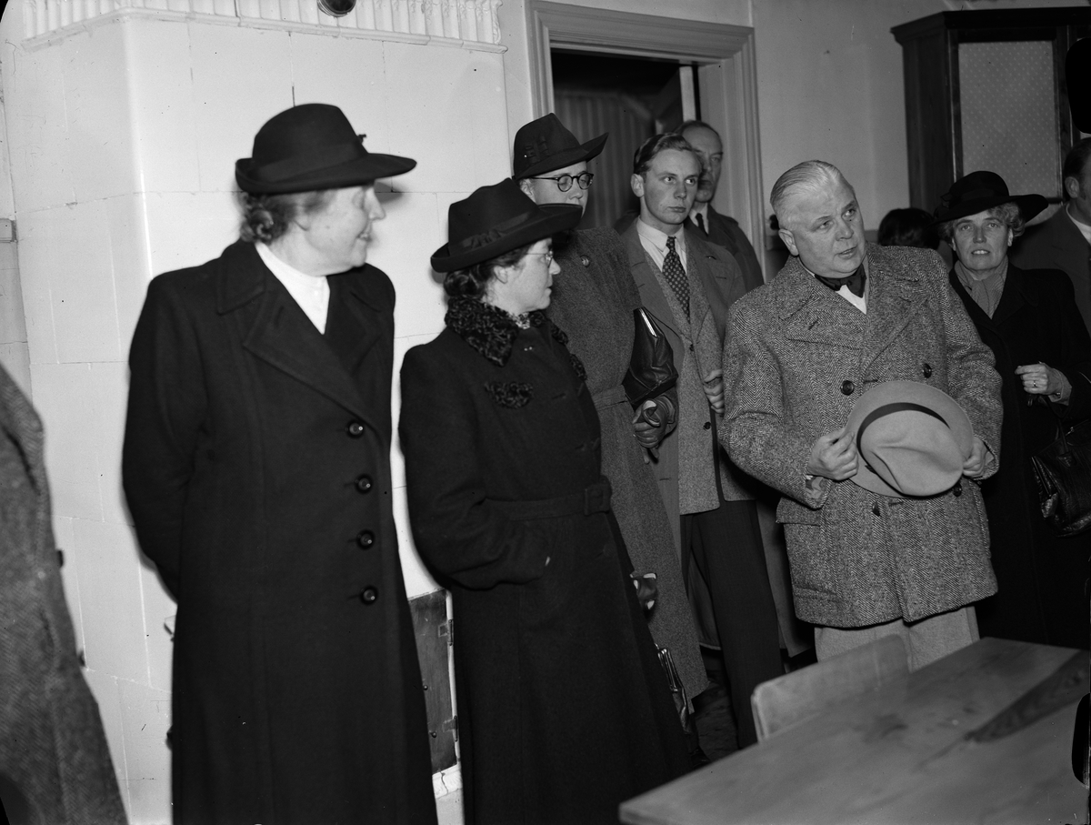 Paul Sandberg, Lecturer Sven Lide, Chairman of Uppsala City Council and the National School Board, was a ciceron when city council members studied the premises in the Prince’s school