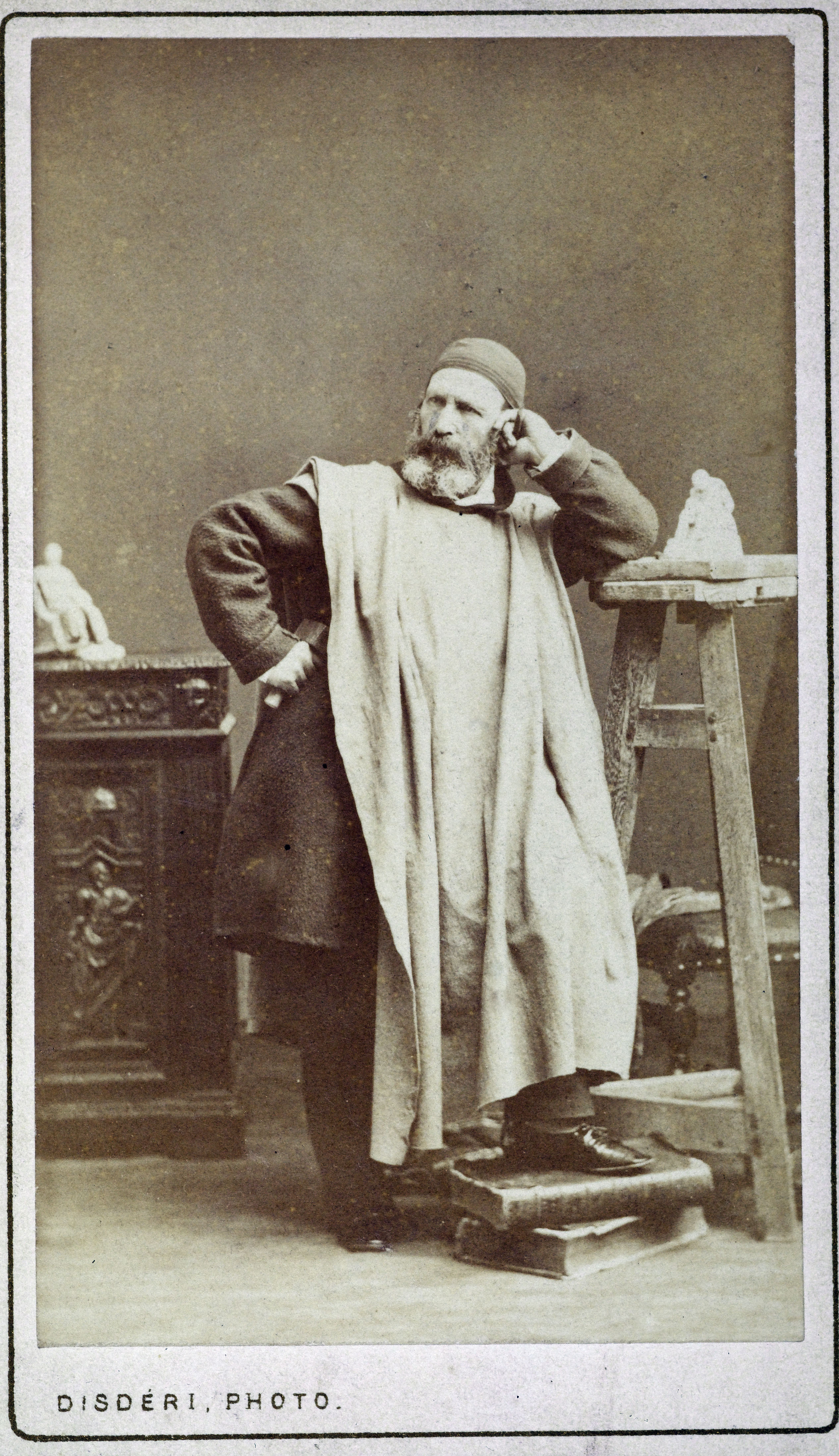 André-Adolphe-Eugène Disdéri, Portrait du sculpteur Etex Antoine, (1808-1888), dans son atelier.
