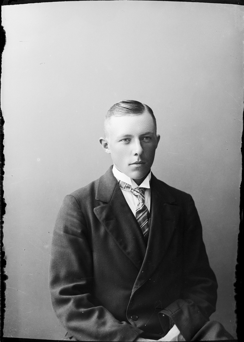 Skötsner-Edhlund, Ateljé Portrait - Man, Östhammar, Uppland