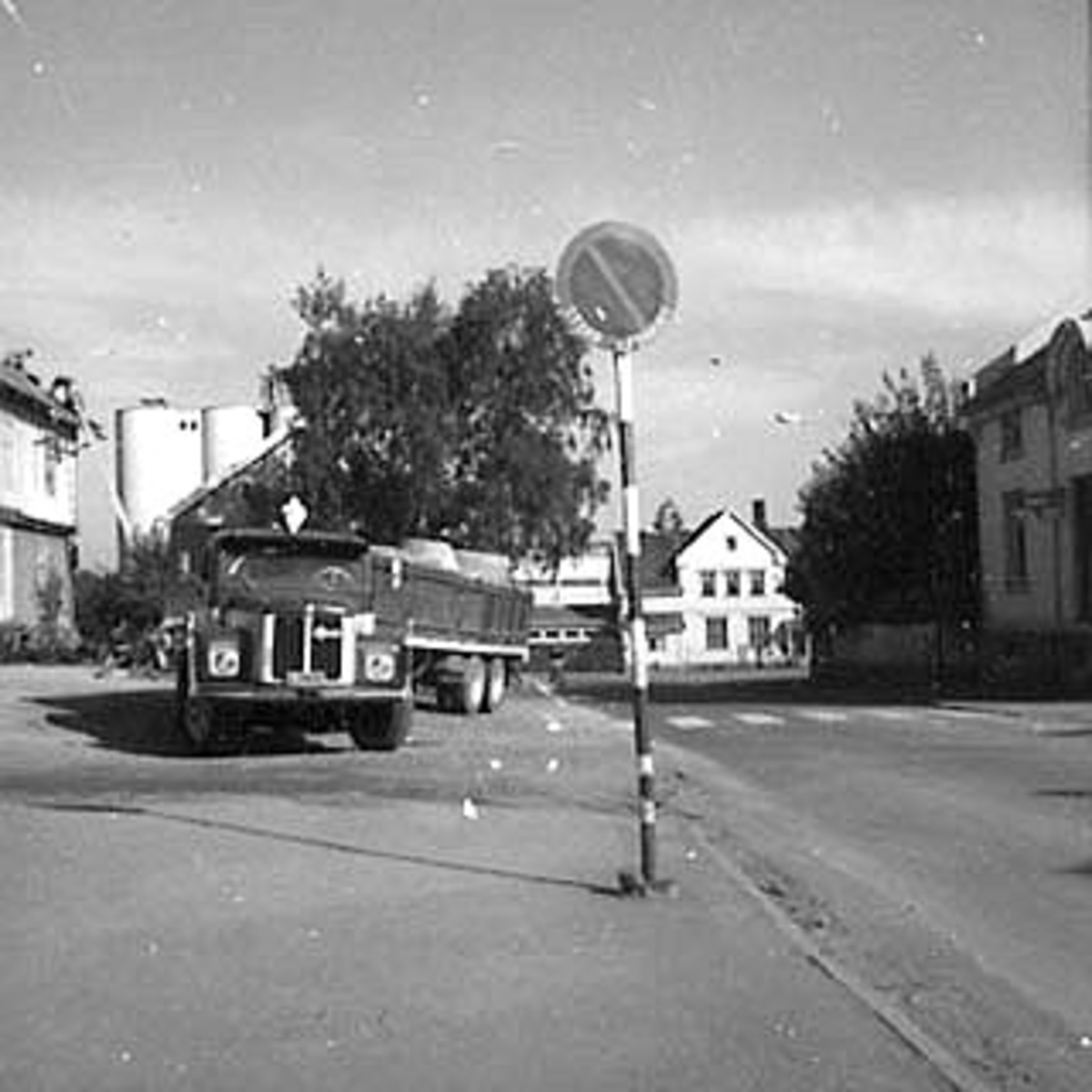 Anno Domkirkeodden, STANGEBYEN, STORGATA, PARKERT LASTEBIL, STANGE STASJON I BAKGRUNNEN