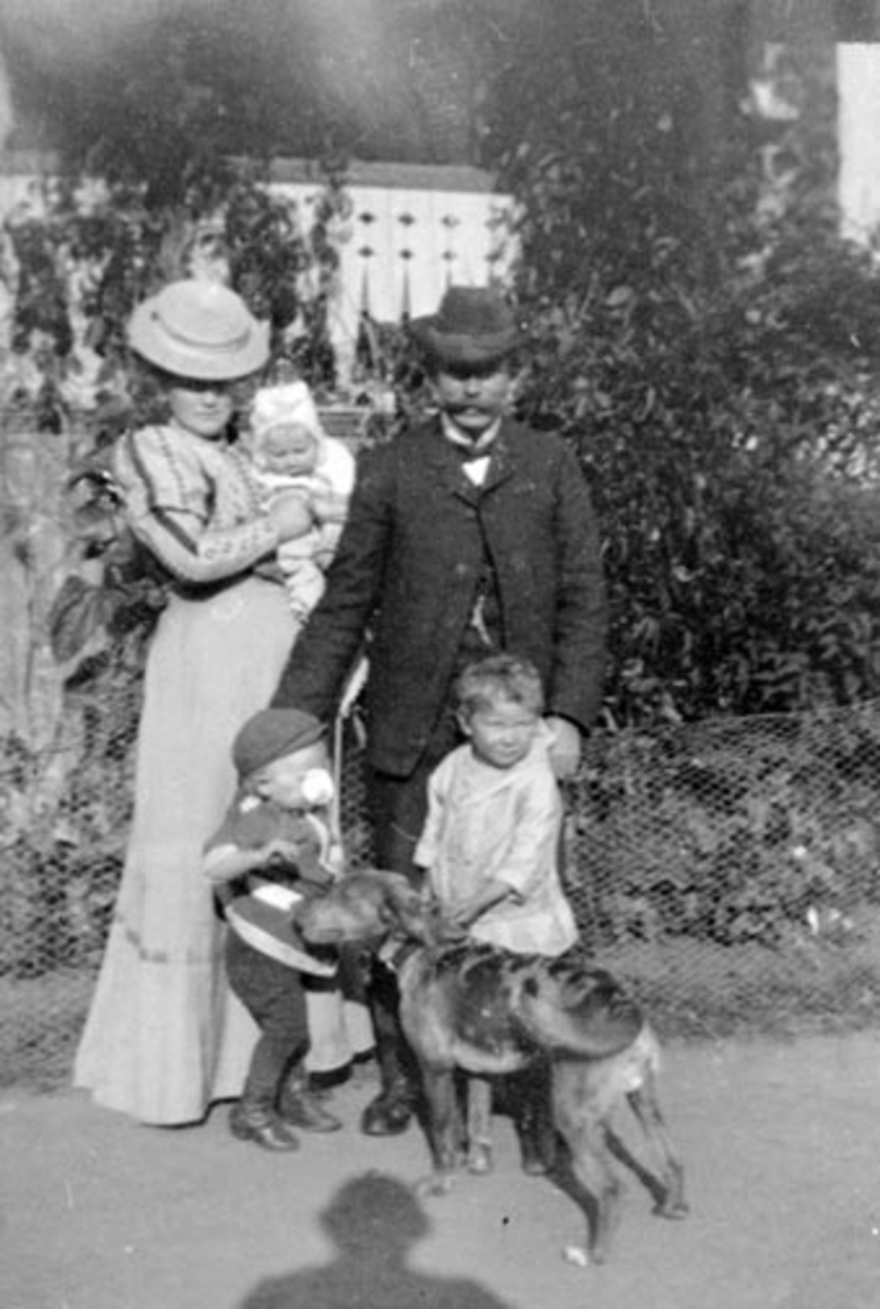 Anno Domkirkeodden, Dyrlege Ivar Heggenhaugen (1872-1960) med kone Dagny (1883-1931) og tre barn og hund.