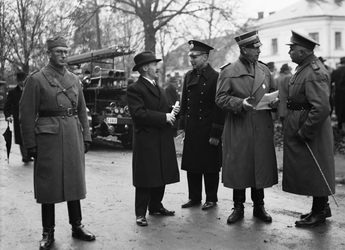 Paul Sandberg, "Överraskningsmoment satte beredskapsavdelningarna på hårda prov" - landshövding Sigfrid Linnér samtalar med polismästare Hans Eriksson under beredskapsövningen, Uppsala 1941