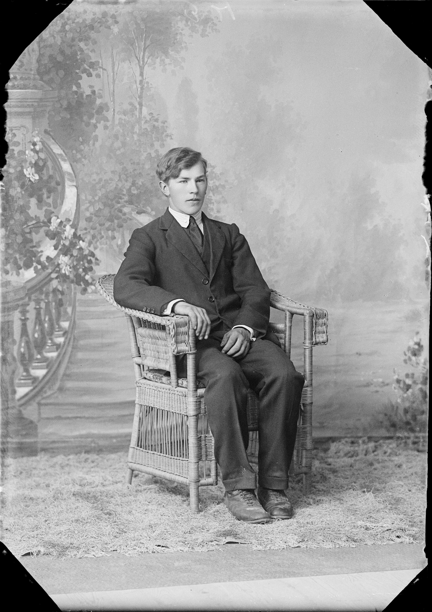 Skötsner-Edhlund, Ateljéporträtt - Bertil Eliasson från Norrskedika, Börstil socken Uppland 1923