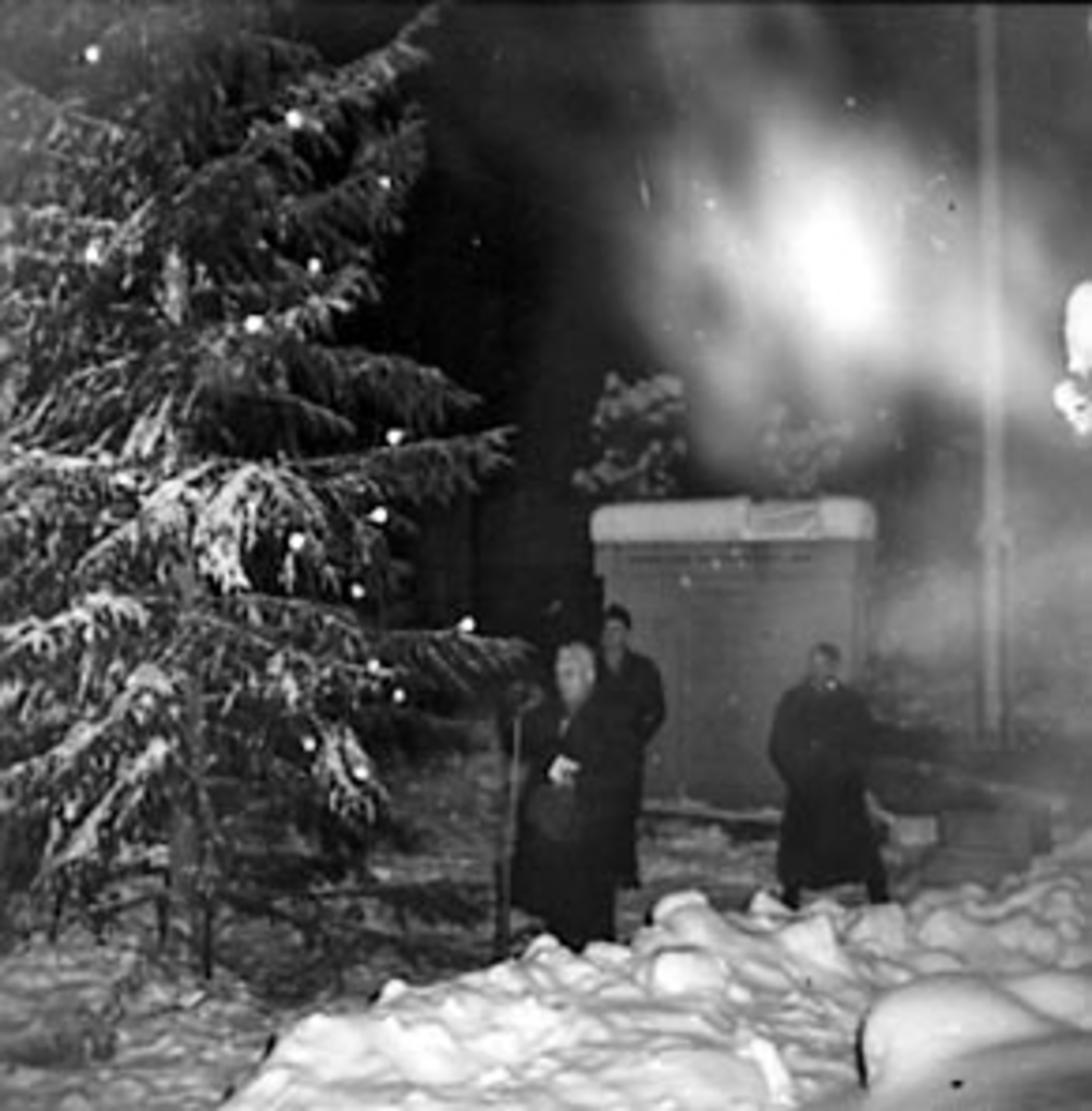 Anno Domkirkeodden, TENNING AV JULEGRANA FORAN BAUTAEN VED BEDEHUSET, PROST RAUSTØL TALER, LÆRER FINN BERGH RETT BAK RAUSTØL, VINTER