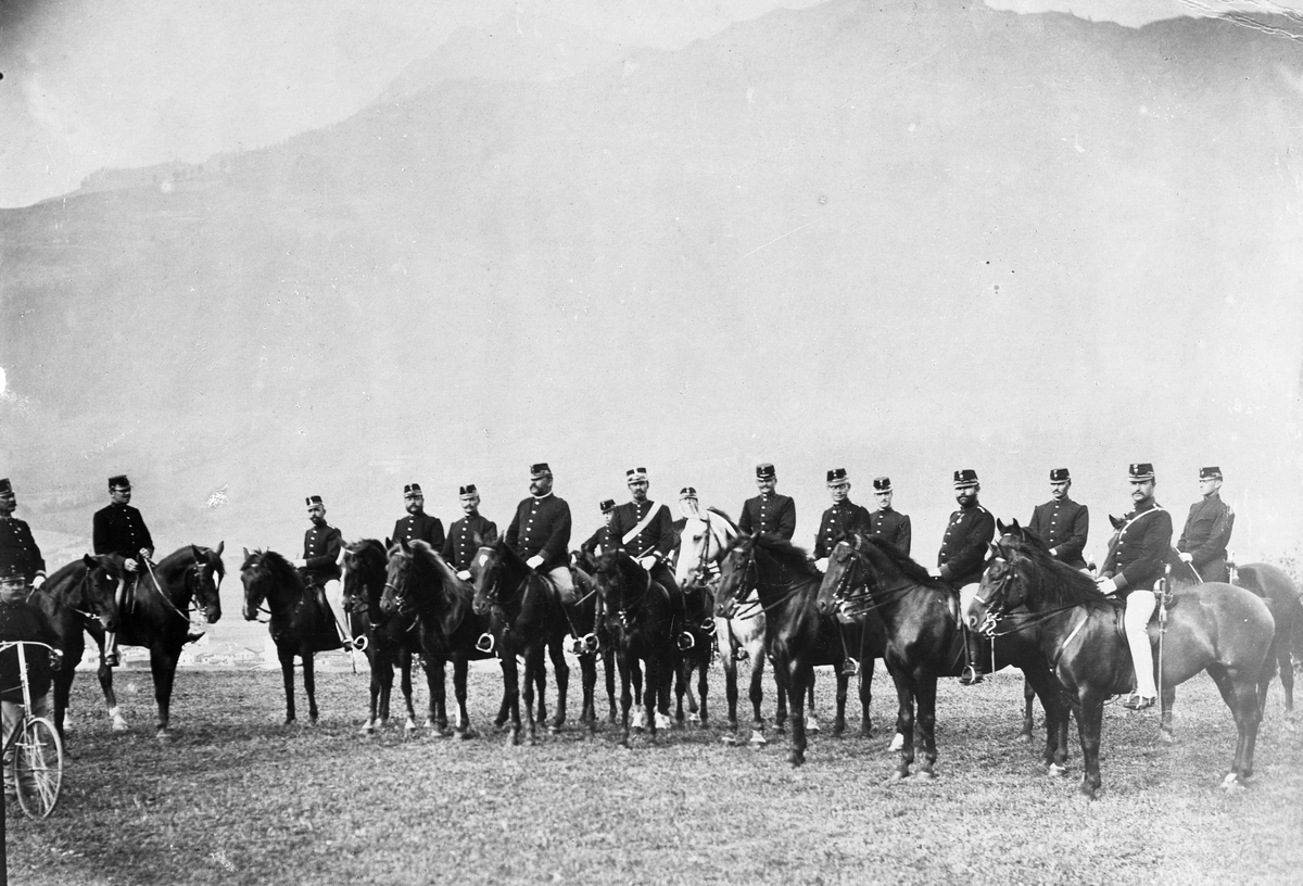 Gustav Borgen, Gruppeportrett, større antall offiserer til hest. Sannsynligvis artillerister. Ukjent sted. Major Quisling 10.12.1904