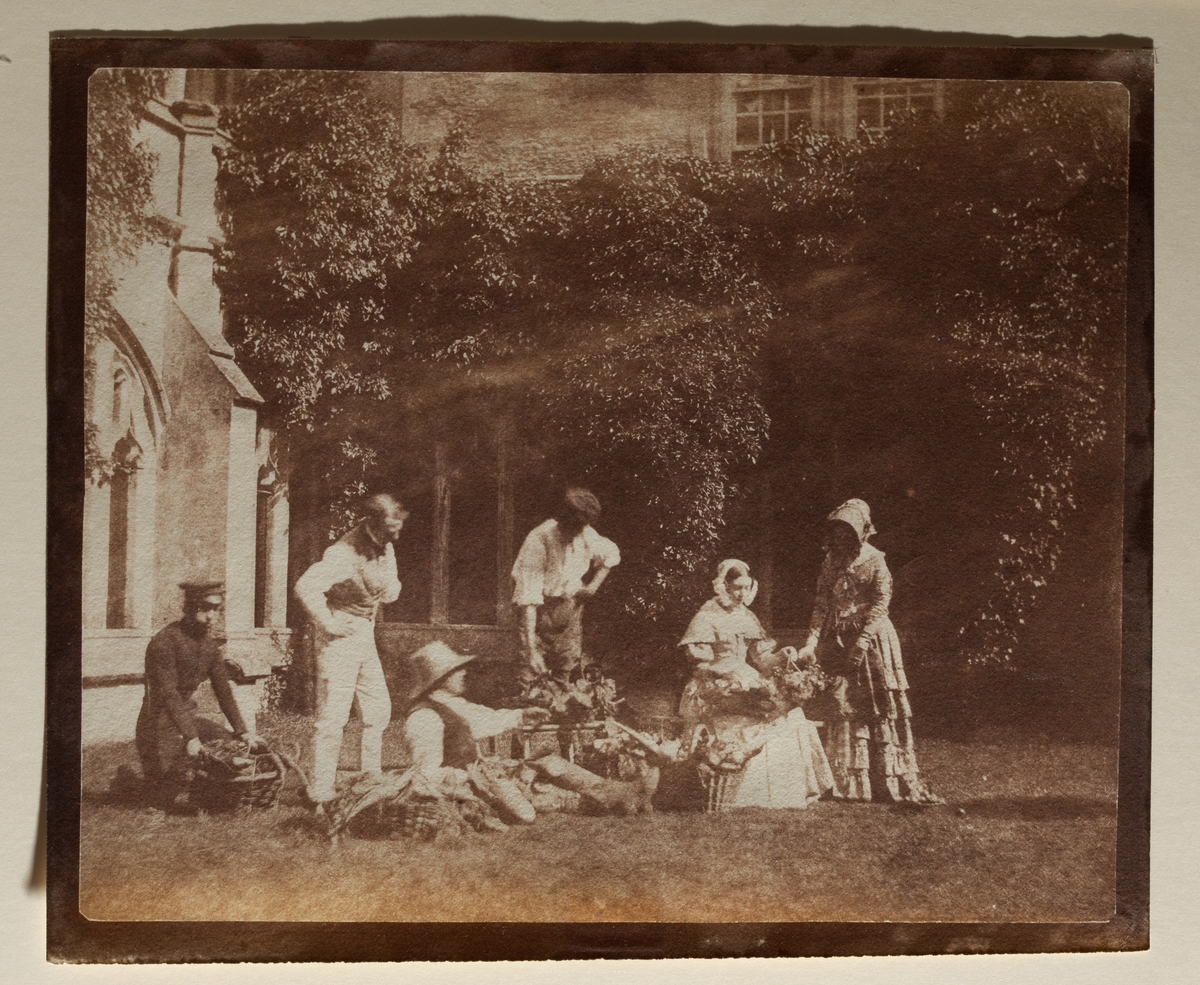 Henry William Fox Talbot, "The Fruit Sellers" eller "Persons selling fruit and flowers". "Fruksförsäljare". Originalkalotyp från Lacock Abbey, Wittshire, troligen den 9 september 1845. Fotografiet är taget antingen av Talbot, eller mer troligt av dennes vän, Rev Calvert R Jones.