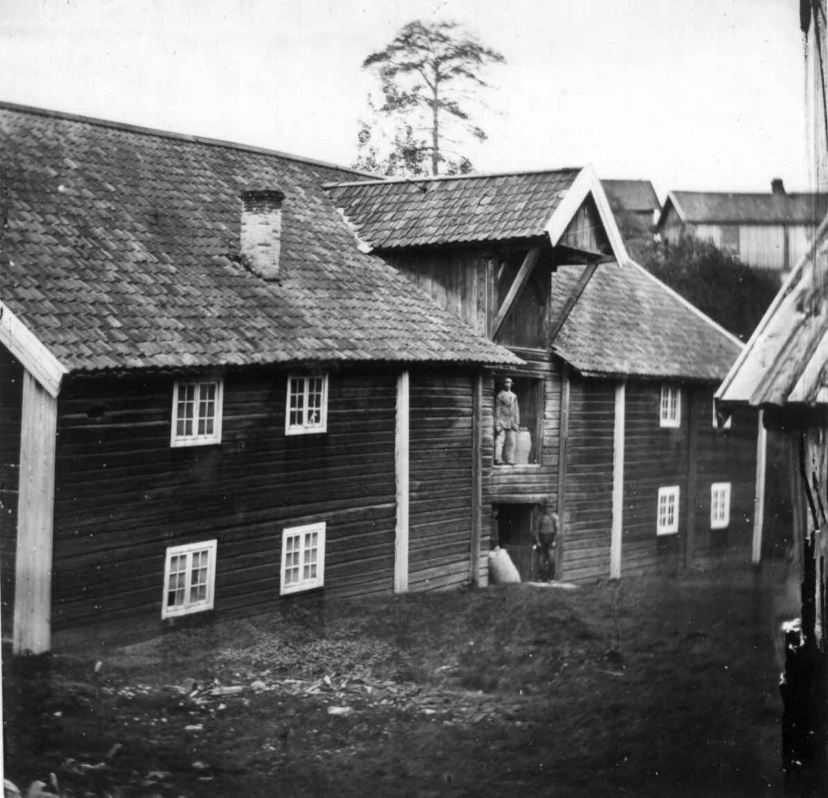 Fredrik Emil Faye, Dal gård, Ullensaker. Låvebygning (?) med tjenestefolk i arbeid med kornsekker(?). Fra serie fotografert av kammerherre Fredrik Emil Faye (1844-1903), gårdens eier.