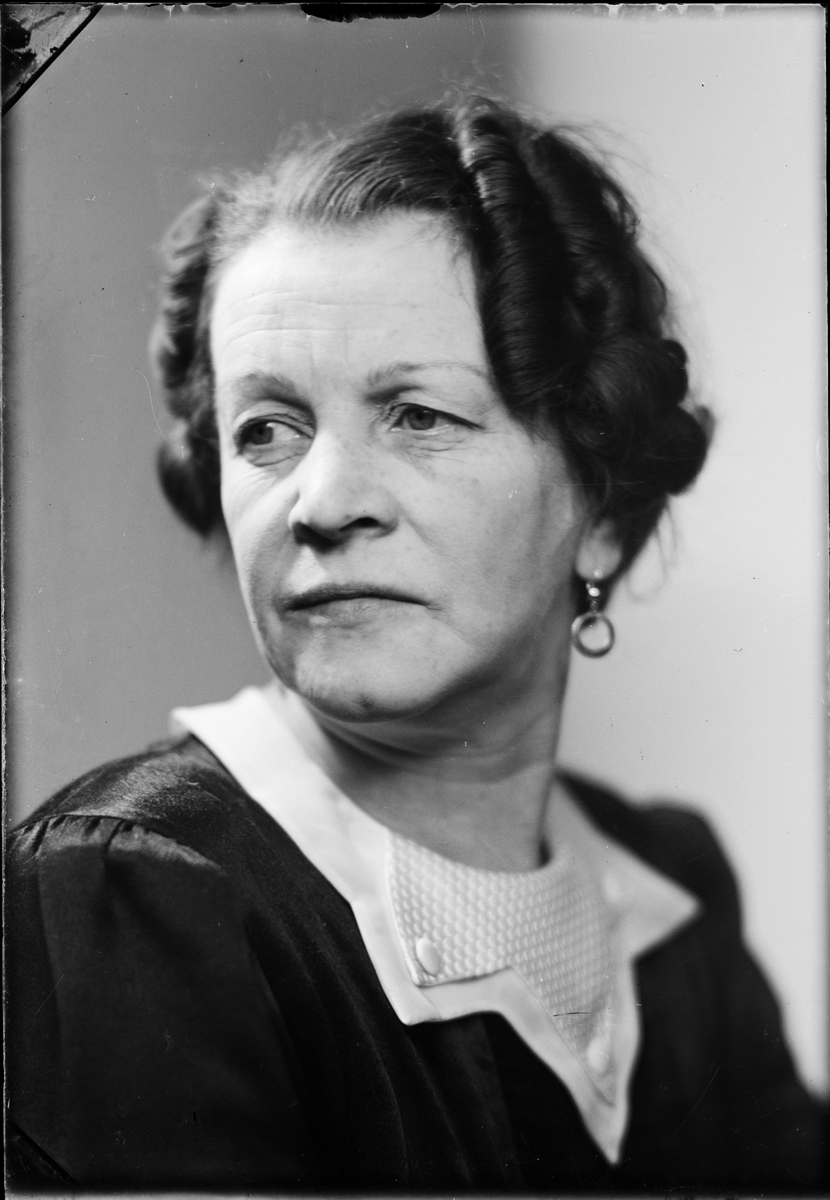 Skötsner-Edhlund, Ateljéporträtt - kvinna, Östhammar, Uppland