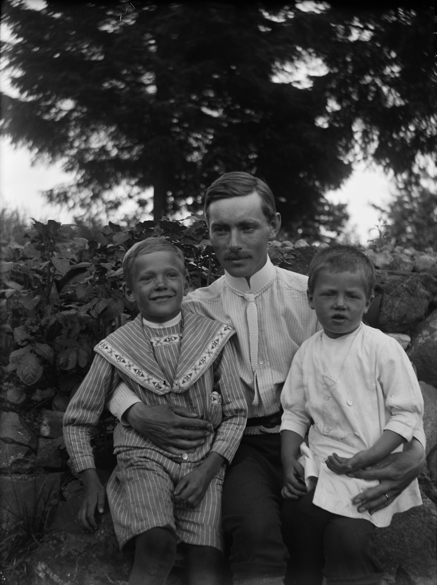 Josef Ärnström, Sannolikt Josef Ärnström med två pojkar