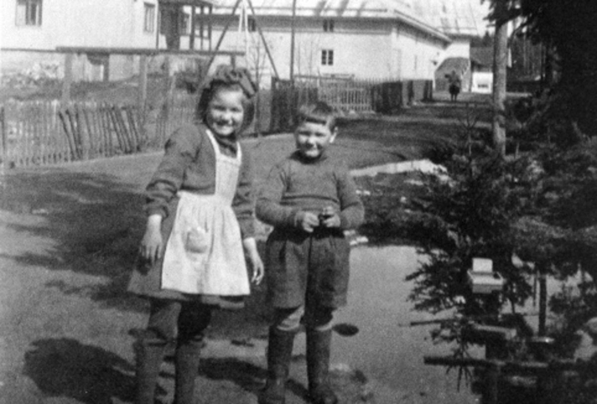 Anno Domkirkeodden, NORUN OG OLE JOHAN SJØLI LEKER VED VANNDAM. LEKEBÅT. ÅSBYGDA SAMVIRKELAG.