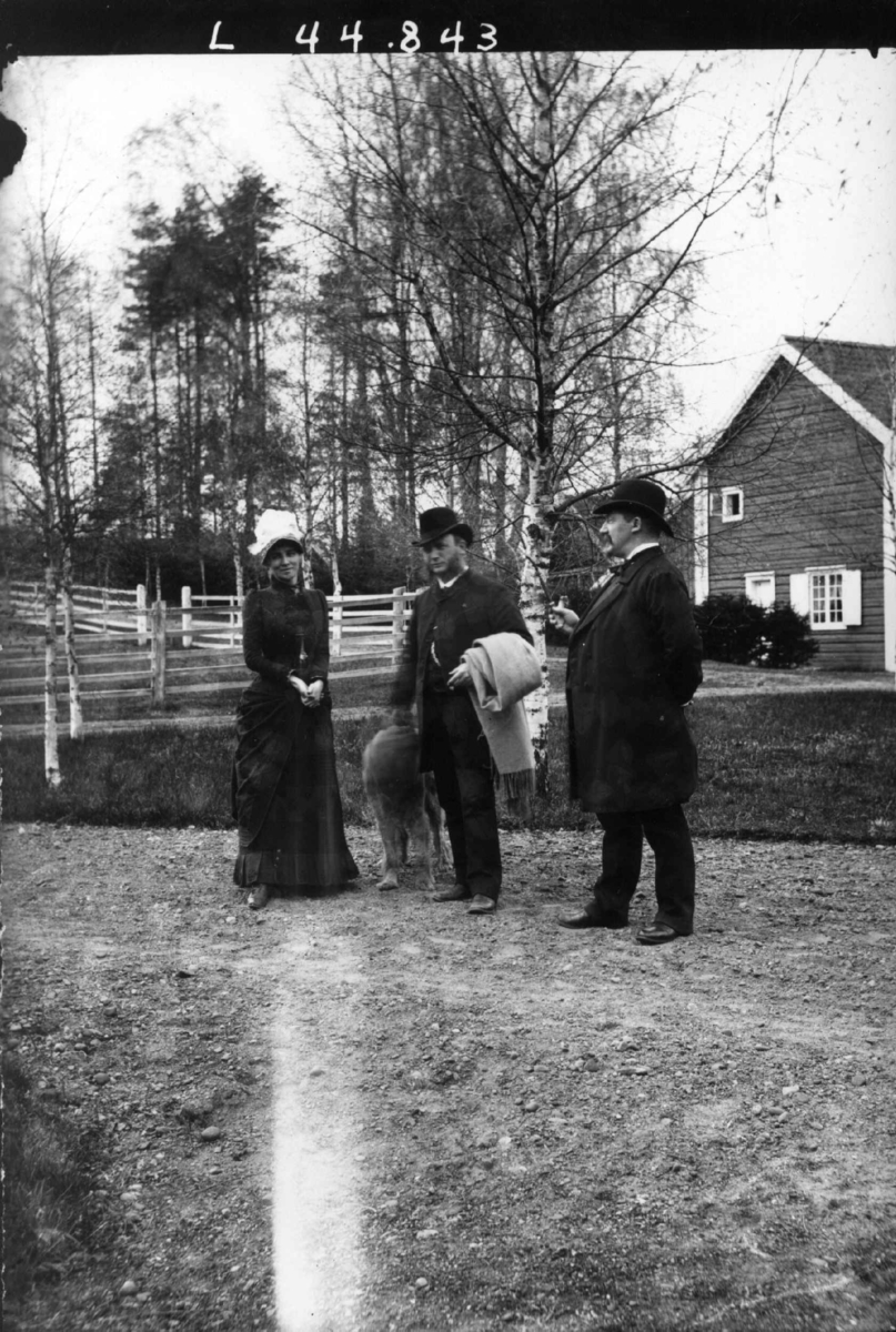 Fredrik Emil Faye, Gruppeportrett, på gårdstunet, fra venstre fru Sigrid Faye, kommandør Th. Salvesen, kommandør Niels Juel , ca. 1880. Fra portrettserie av personer som bodde på eller besøkte Dal gård, Ullensaker, fotografert av gårdens eier, kammerherre Fredrik Emil Faye (1844-1903) i årene 1875-1900.