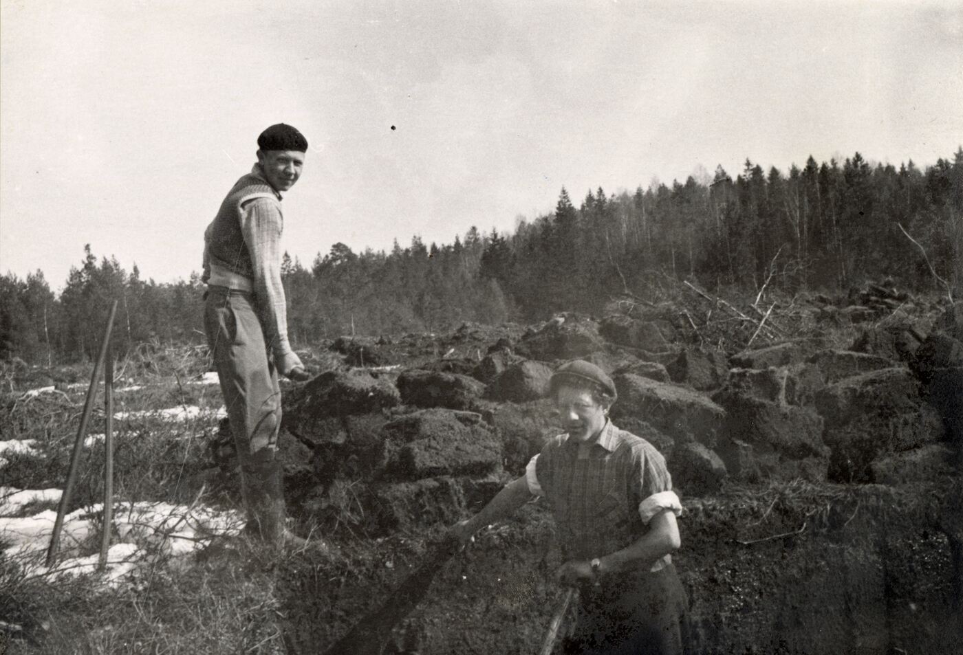 Nežinomas fotografas, Kolūkiečiai kasa durpes