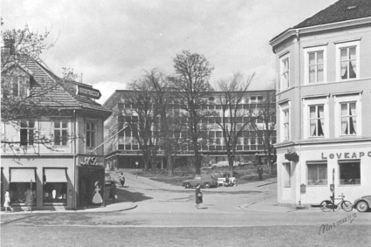 Anno Domkirkeodden, OVERSIKT FRA STRANDGATA MED, A. STEEN OG LØVEAPOTEKET, TRIANGELEN, TRIANGELBYGGET, LIERBAKKEN