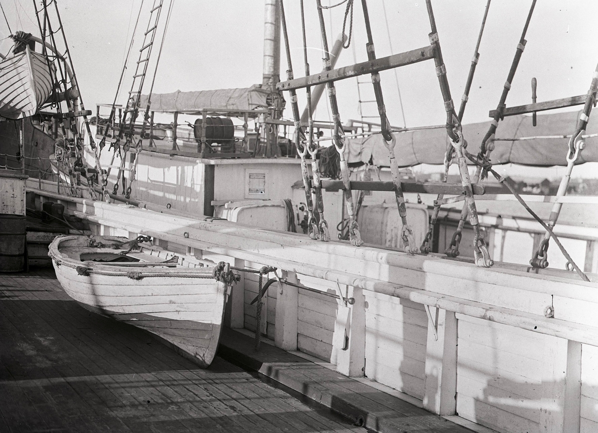 Okänd fotograf,, T.h. Gärd av Bergkvara, tremastskonare, byggd 1921 av skeppsbyggmästare Fredrik Jonsson vid Djursvik. Redare:C.A.Ederström, Bergkvara. 315 br.ton.