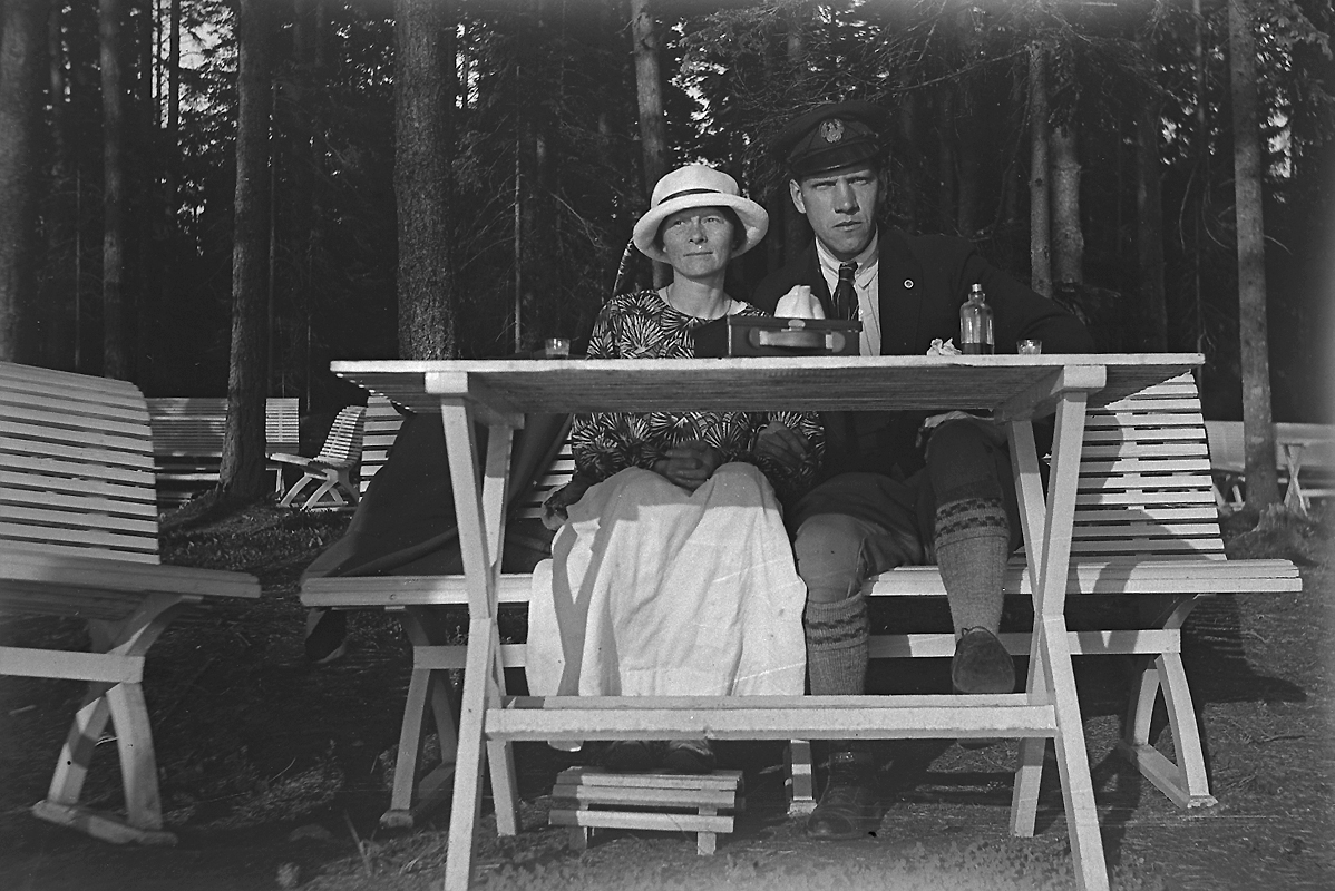 Anna Wilhelmina Hedström, Porla, ett par på en bänk. Karl Hedström