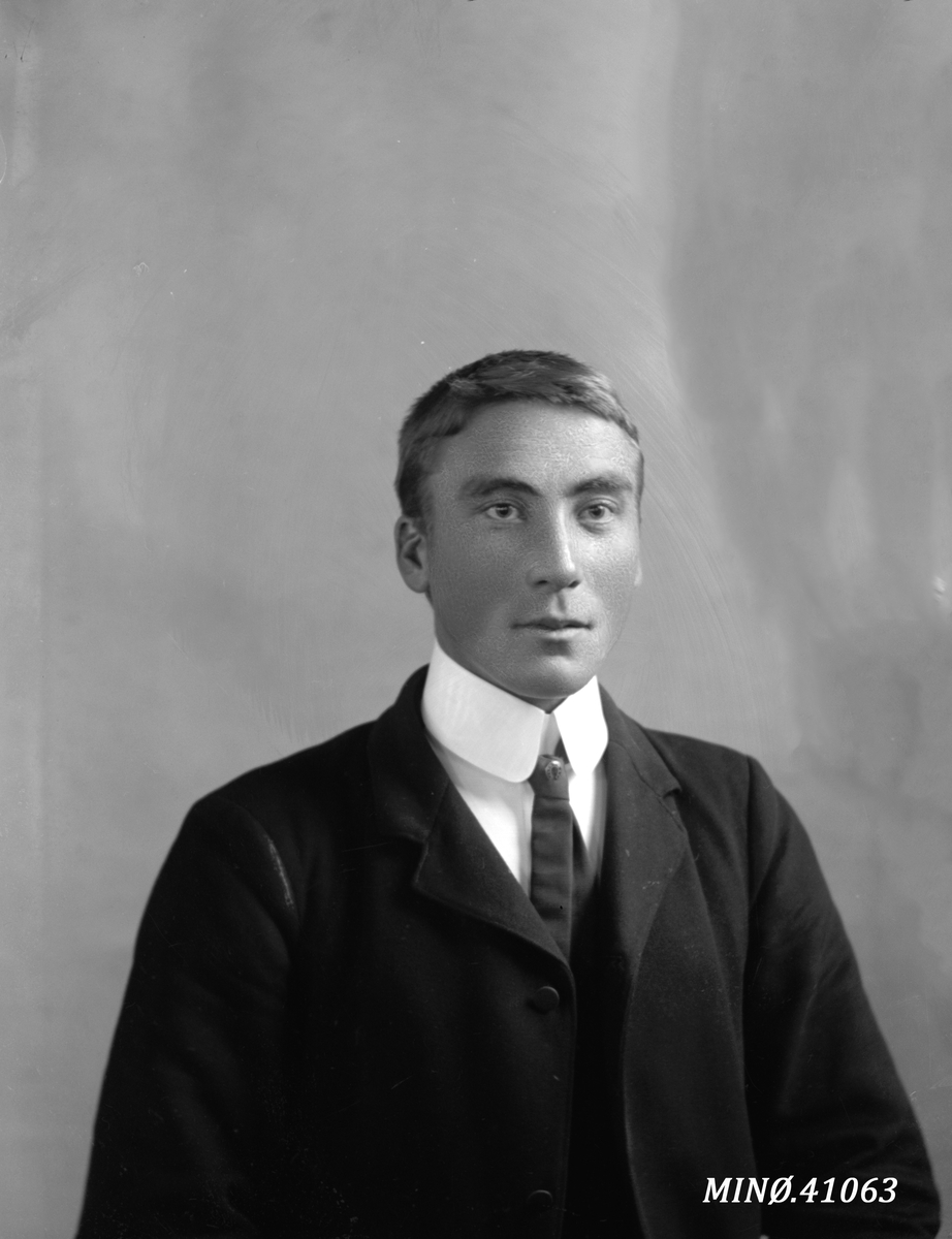 Oscar Holte, Portrett av ung mann - Johan Rundtom (født 27.6.1886 i Oslo)
