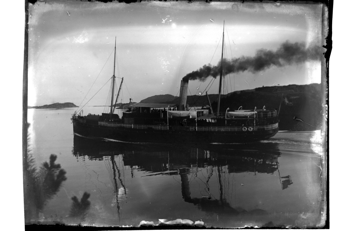 Rolf Sr. Sundt, DS Kong Håkon II på vei ut fra Farsund. Fotografert 1903-04.