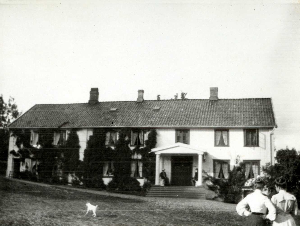 Fredrik Emil Faye, Løkenes, Asker. Hovedbygning med kvinner i forgrunnen. Ant. 1904. Fra serie antatt fotografert av kammerherre Fredrik Emil Faye (1844-1903), Dal gård, Ullensaker.
