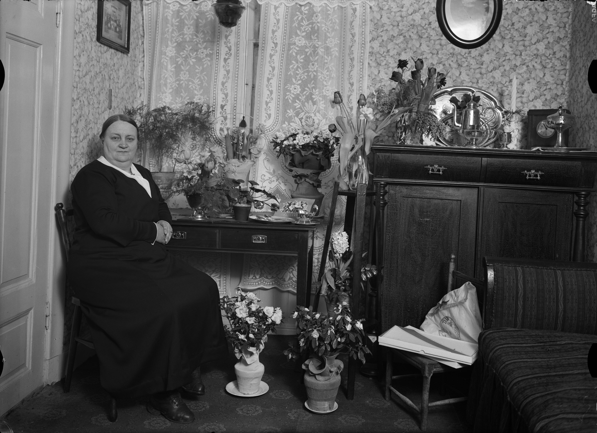 Paul Sandberg, Födelsedagsporträtt - kvinna i hemmiljö, sannolikt Uppsala, 1935