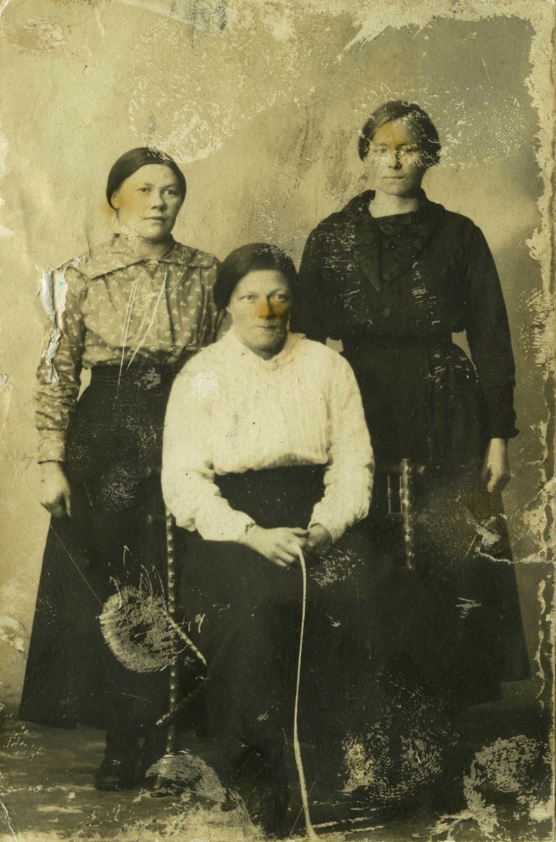 Ukjent, Portrett av tre kvinner