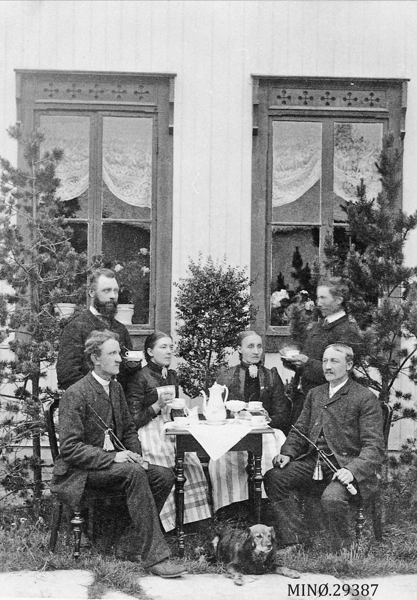 Henrik Augustinsson Stinessen, Kaffeselskap. Bildet er tatt ca. 1900 utenfor huset (senere bankbygg på Os)