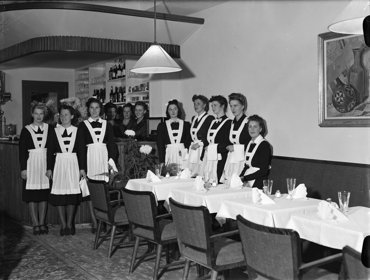 Paul Sandberg, Serveringspersonal hos nyinvigda Restaurant Tewes, Drottninggatan 5, Uppsala oktober 1941