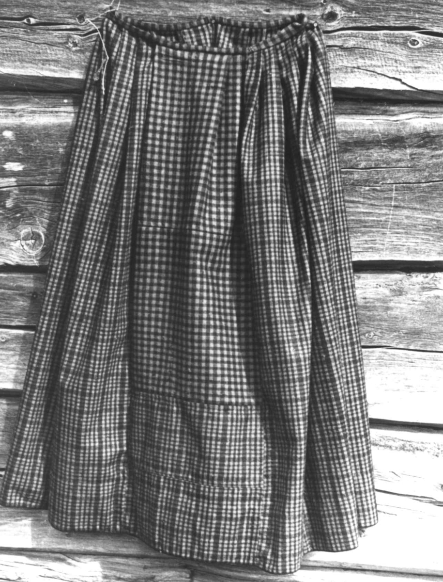Anna Grostøl, Stakk i rutemønster med "fram-døfte" sydd av flere tøystykker, taglsnor i kanten. Tydal, Sør-Trøndelag 1938.