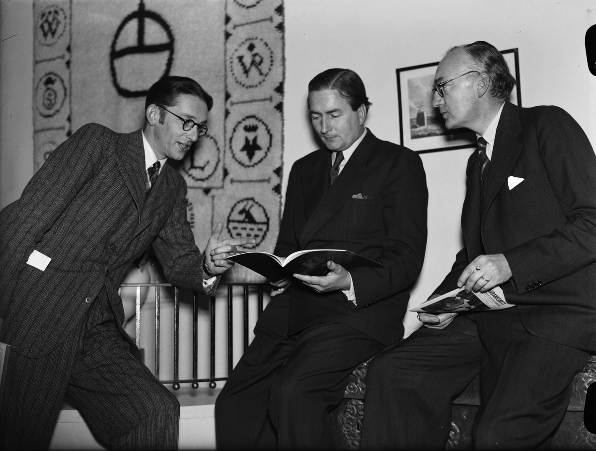 Paul Sandberg, “The homestead and nature in the center at upsalakurs. Third-day meeting with teachers started on Saturday - some foreground figures at the homestead course,” folk school teacher Holger Nilsson, filming. dr. John Nihlén and Instant Nils Aalenius, Uppland’s Student Nation, Uppsala 1942