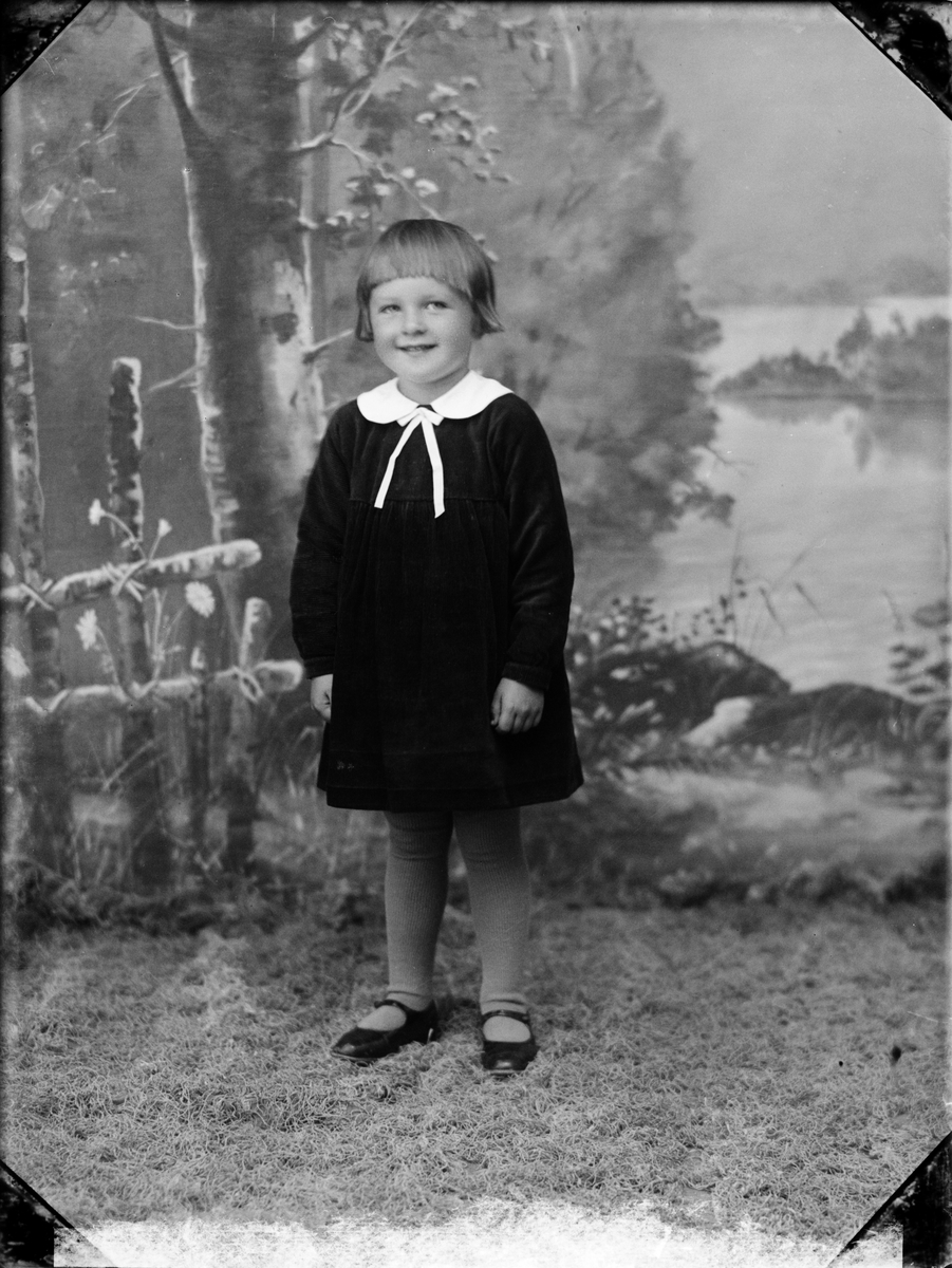 Skötsner-Edhlund, Portrait of Children - a Girl, Östhammar, Uppland
