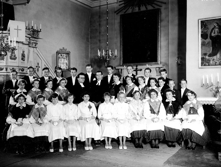 Sven Lindskog, Confirmers, 19 girls, 13 boys, pastor Erik Linden and the priest Gabriel Carlsten. Interior of Gällersta Church.