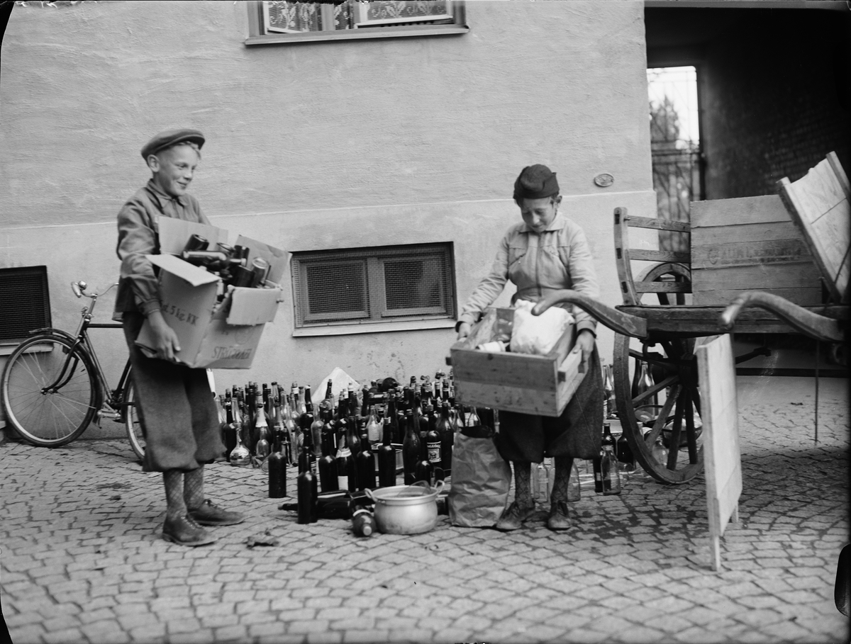 Paul Sandberg, Boys with glass bottles collected together in the Begenegårds at the Begegatan