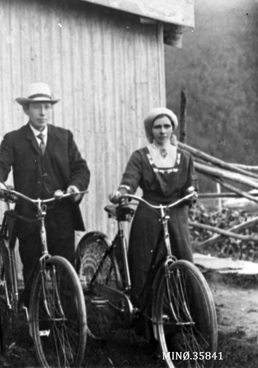 Ukjent, Mann og kvinne med sykkel. Kristoffer og Kirsti Smedhaug.