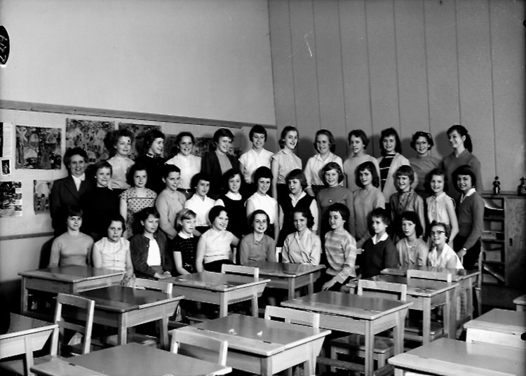 Sven Lindskog, Vasaskolan, classroom interior, 34 girls with teacher lady Lisa Dahlstedt. Class 6b.