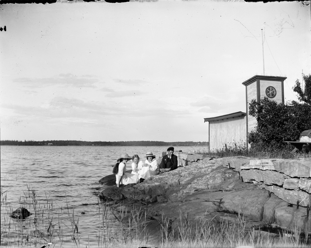 Skötsner-Edhlund, Kvinnor och man sitter på klipporna vid Kallbadhuset, Östhammar, Uppland