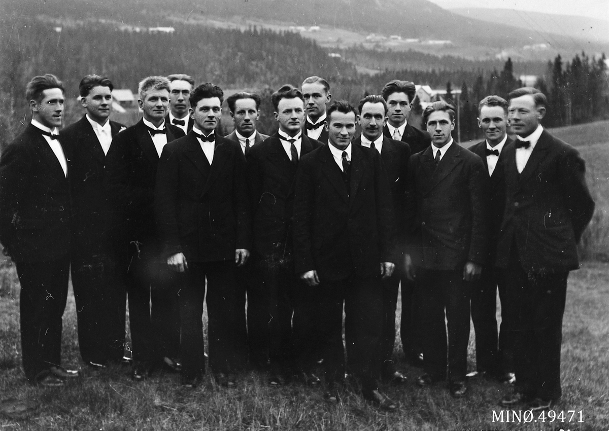 Per K. Lien, 14 stivpyntede mannfolk.