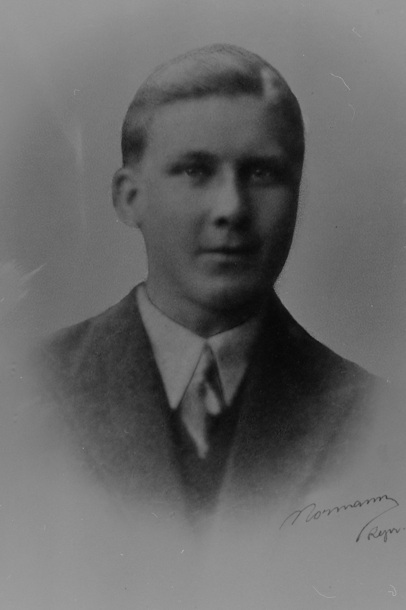 Anno Domkirkeodden, PORTR: ERLAND ANDREASSEN F: 20. 03. 1917 - D: 17. 04. 1940 SKUTT AV TYSKERNE PÅ STRANDLYKJA UNDER KRIGEN, LØTEN.