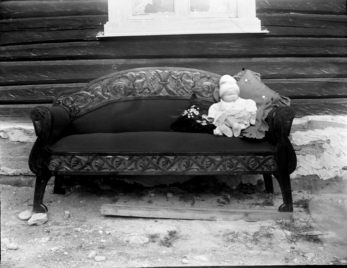 Anders O. Sørhuus, Liten unge i en stor sofa