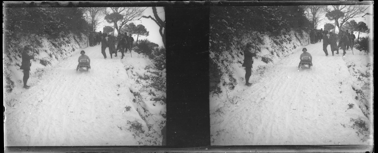 Desconegut, [Baixada en trineu a Vallvidrera]