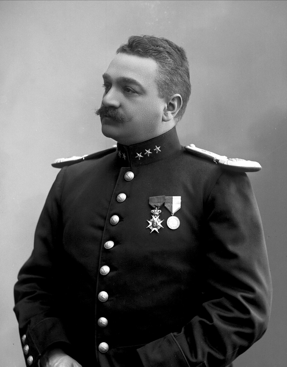 Gustav Borgen, Portrett, ingeniør Sam Eyde i uniform som kaptein.