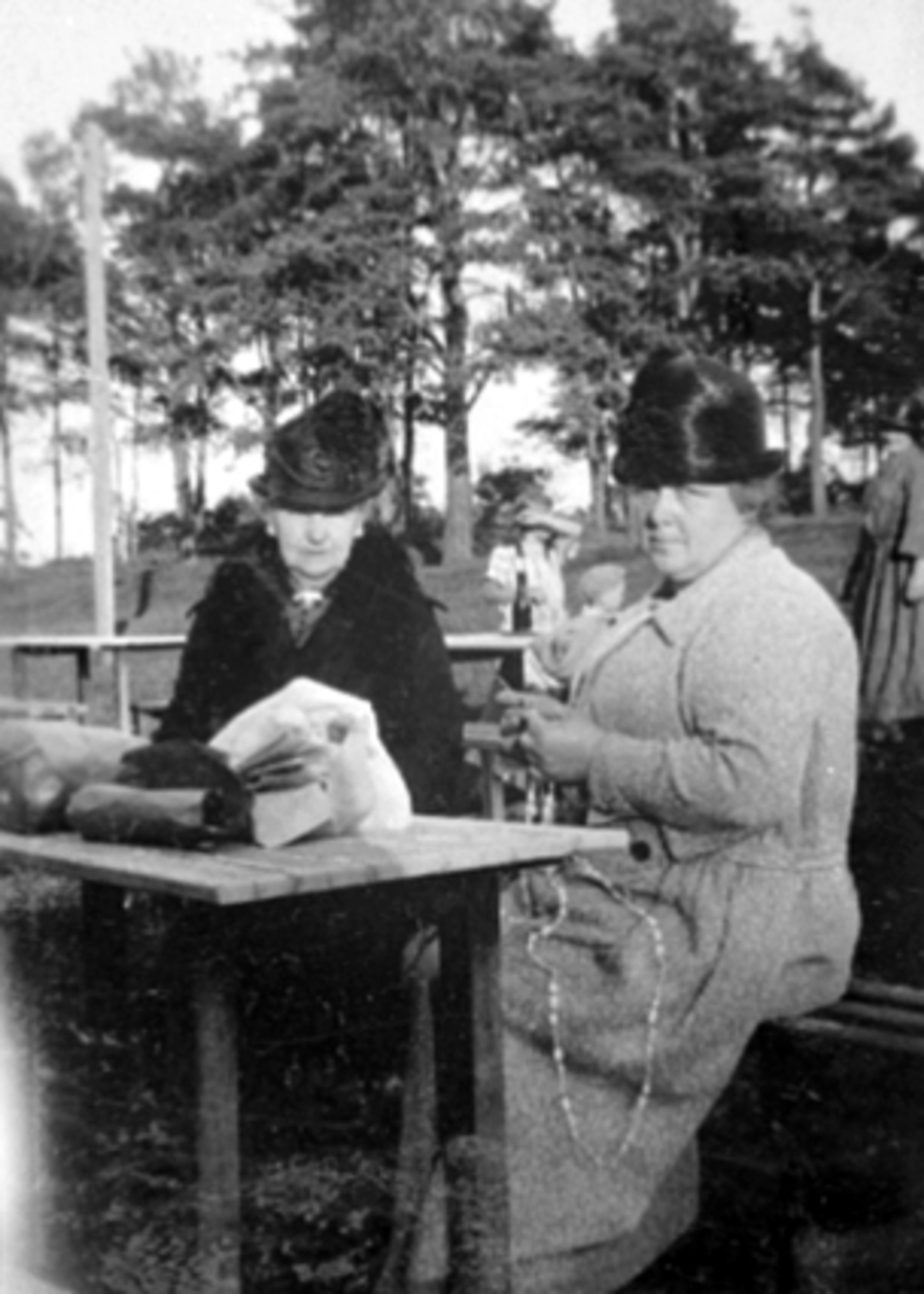 Anno Domkirkeodden, GRUPPE 2 DAMER MED HATT, KAROLINE GRAVEM OG GUNDA FINSTAD, HAMAR PARK, FRITID. Uteservering.