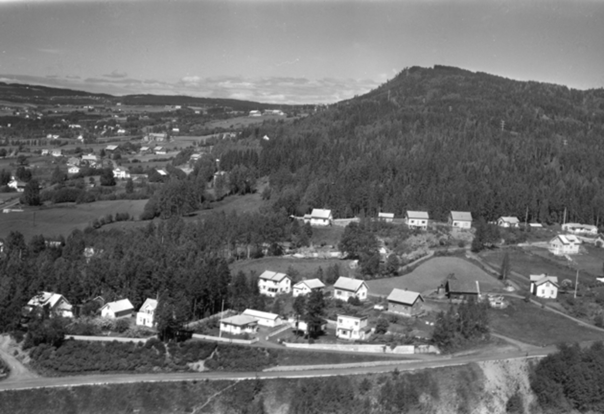 Widerøes Flyveselskap A/S, Flyfoto av bebyggelse, Knippa, Narudvegen, Bjørgeberget, Brumunddal.
