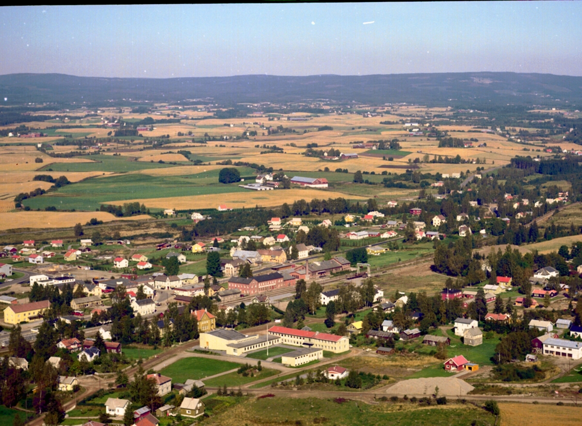 Widerøes Flyveselskap A/S, LØTEN SENTRUM. FLYFOTO.