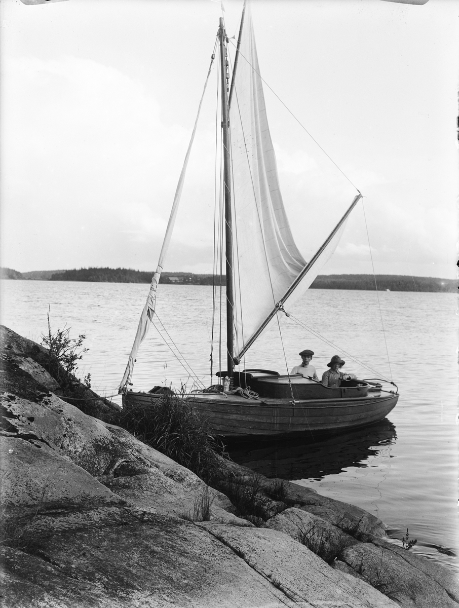 Paul Sandberg, Fotograf Paul Sandberg med sin hustru Signe Margareta i segelbåt, sannolikt vid Ekolns strand, Uppland