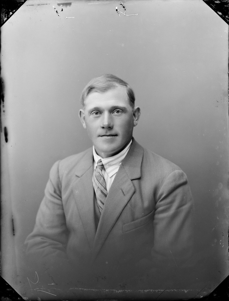Skötsner-Edhlund, Ateljéporträtt - Elis Mattsson från Lundsvedja, Valö, Uppland